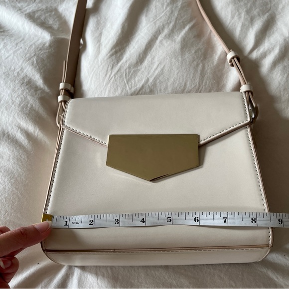 Cream Shoulder Bag with Golden Metal Clasp - Picture 12 of 16
